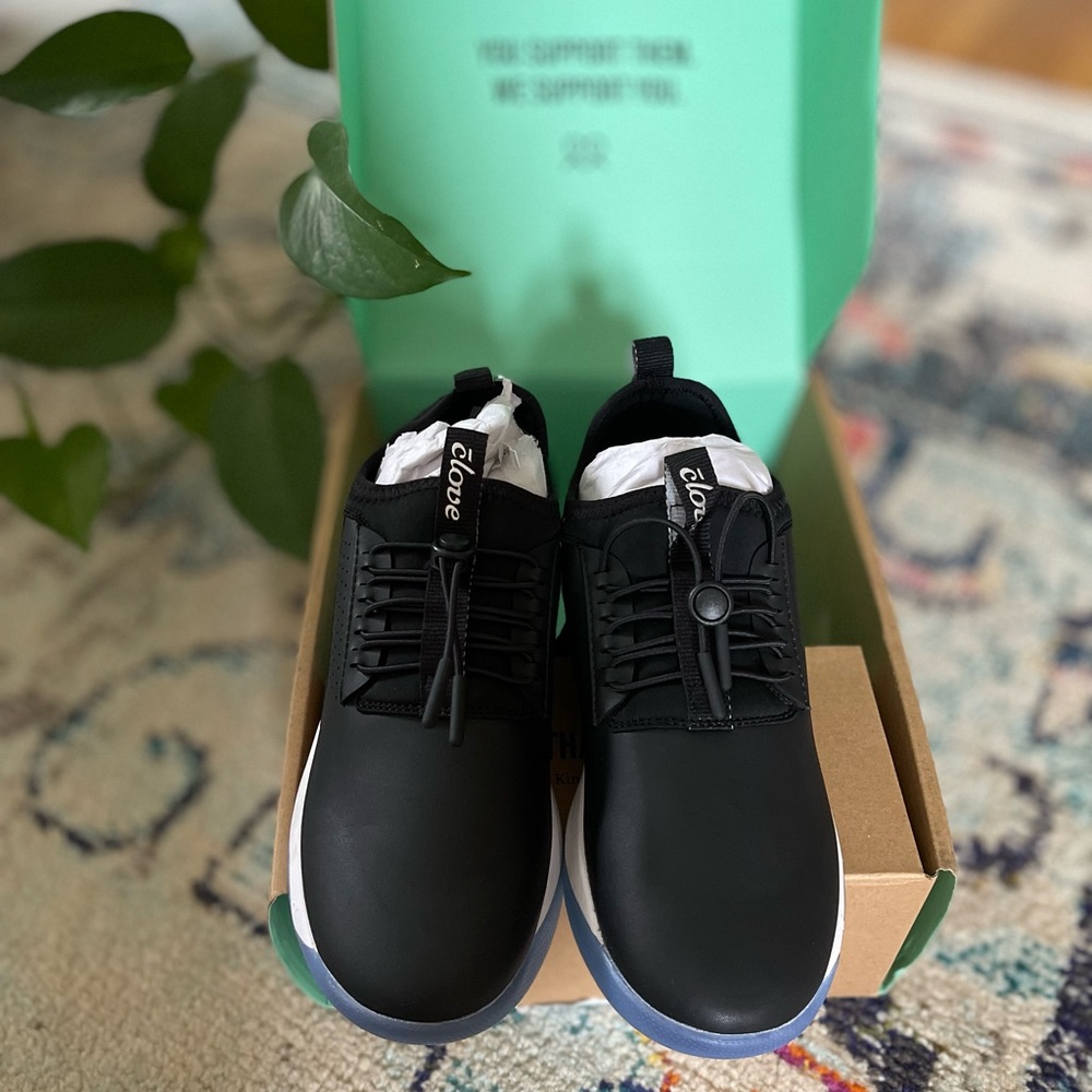 New in box Clove sneakers